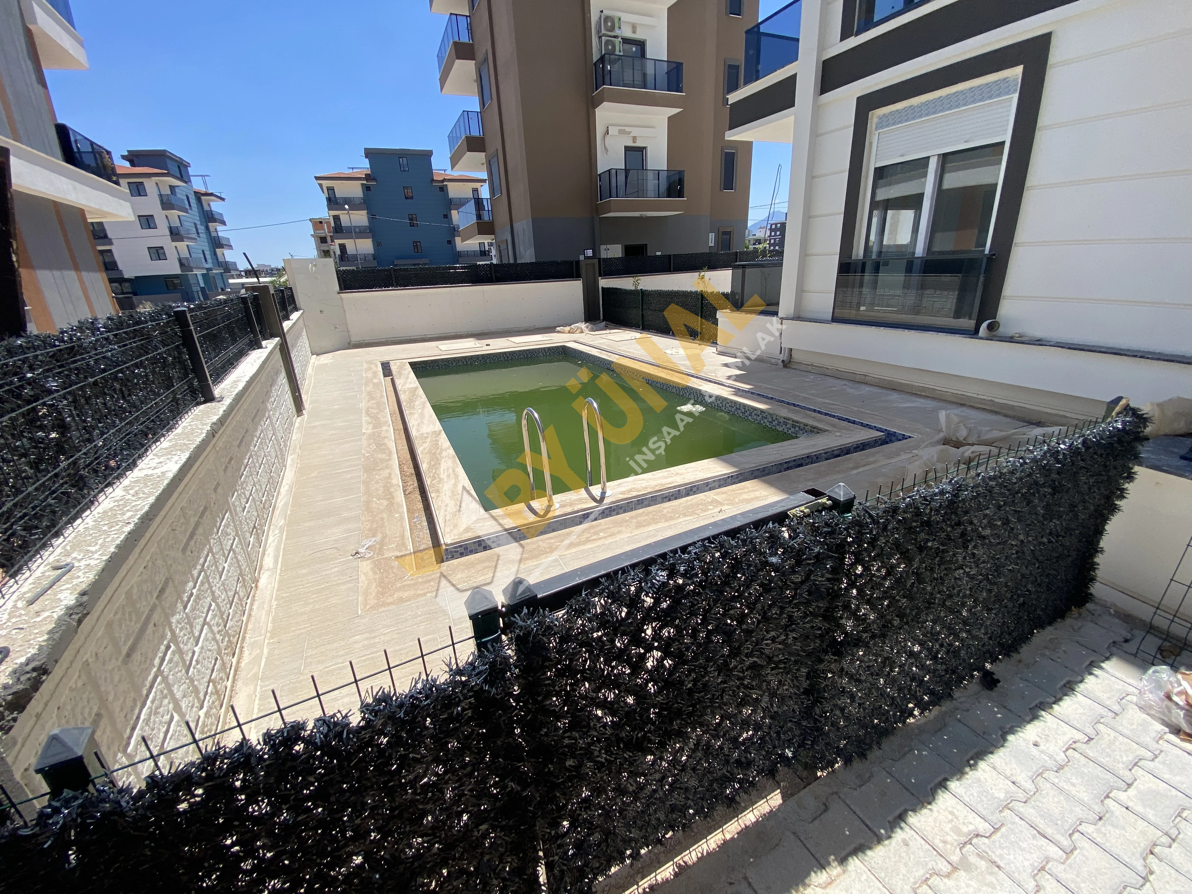 BY ÜNAL'DAN DÖŞEMEALTI YENİKÖY'DE SIFIR,HAVUZLU SATILIK DAİRE