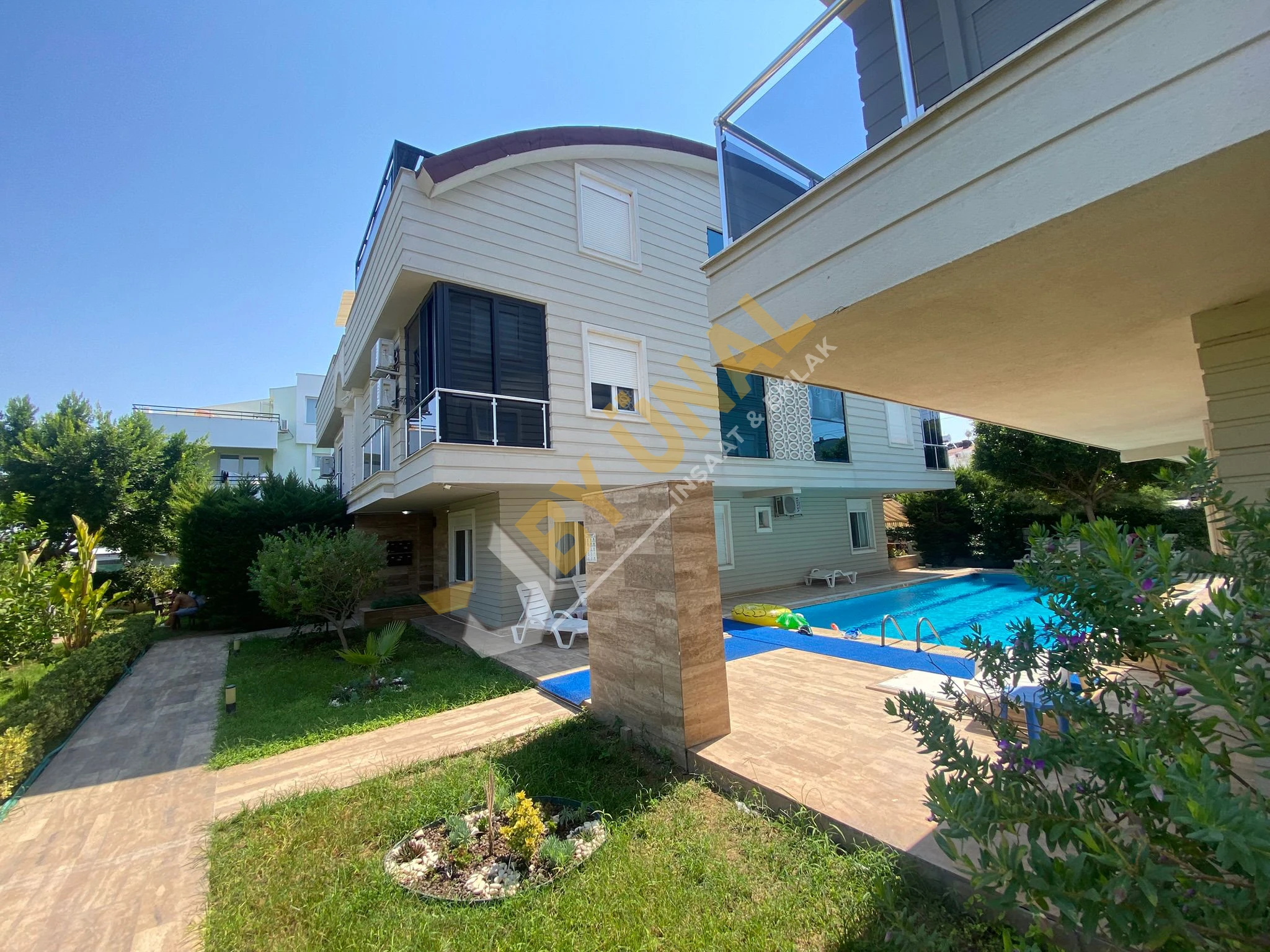 BY ÜNAL'DAN GÜZELOBA'DA KİRALIK HAVUZLU SİTE'DE 3+1 DUBLEKS DAİRE