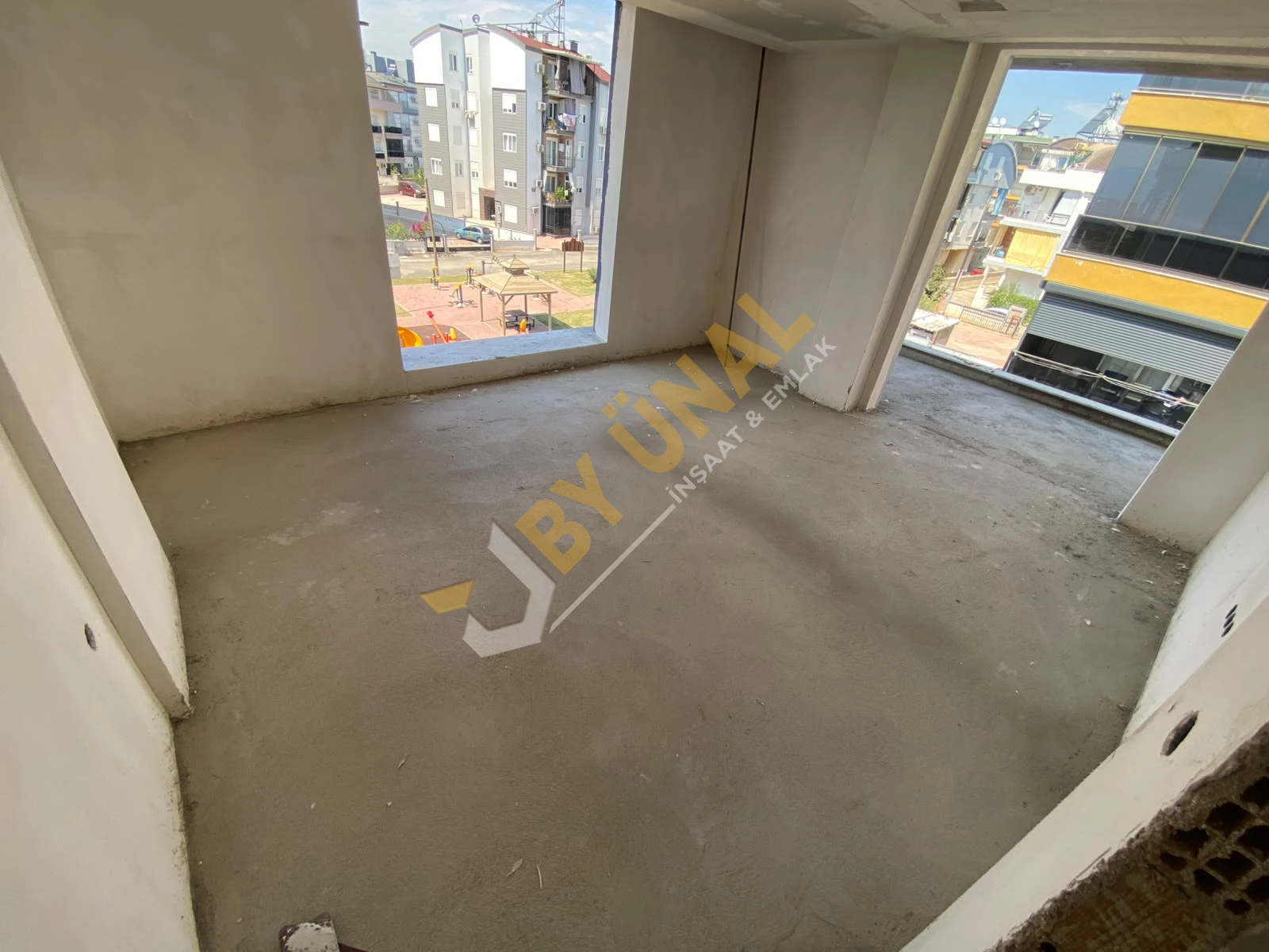 BY ÜNAL'DAN ÇAMLIBEL'DE KATTA SATILIK TRAMVAY YAKINI 2+1 SIFIR DAİRE